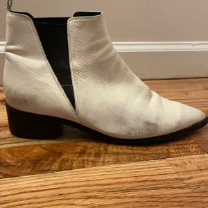 Marc Fisher White leather heeled booties, size 9